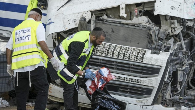 Truk menabrak halte bus di persimpangan jalan utama Kota Tel Aviv Israel pada Minggu (27/10). (AP Photo/Oded Balilty)