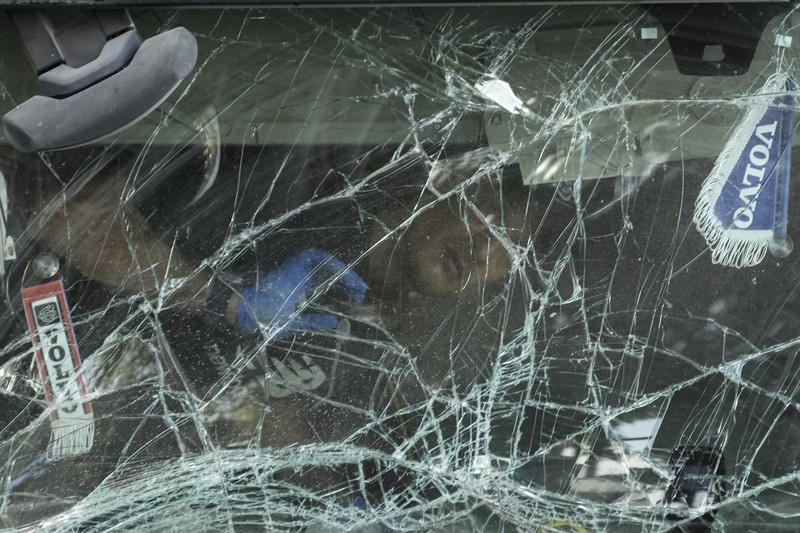 Truk menabrak halte bus di persimpangan jalan utama Kota Tel Aviv Israel pada Minggu (27/10). (AP Photo/Oded Balilty)