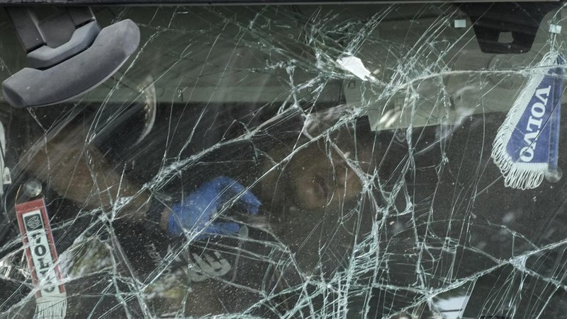 Truk menabrak halte bus di persimpangan jalan utama Kota Tel Aviv Israel pada Minggu (27/10). (AP Photo/Oded Balilty)