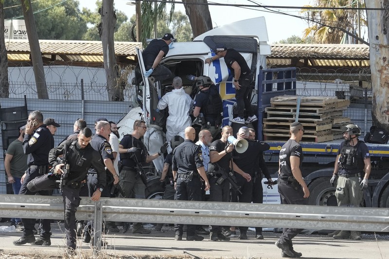 Truk menabrak halte bus di persimpangan jalan utama Kota Tel Aviv Israel pada Minggu (27/10). (AP Photo/Oded Balilty)