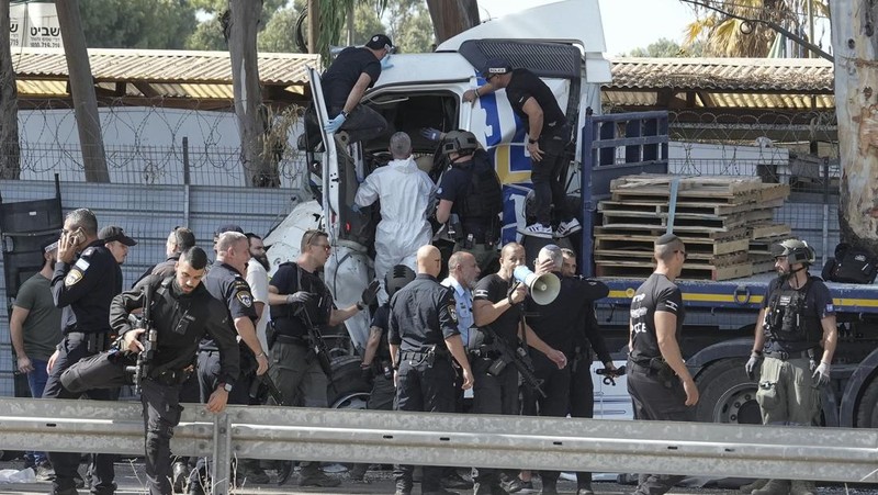 Truk menabrak halte bus di persimpangan jalan utama Kota Tel Aviv Israel pada Minggu (27/10). (AP Photo/Oded Balilty)