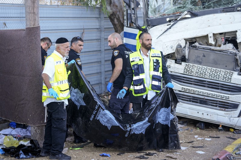 Truk menabrak halte bus di persimpangan jalan utama Kota Tel Aviv Israel pada Minggu (27/10). (AP Photo/Oded Balilty)