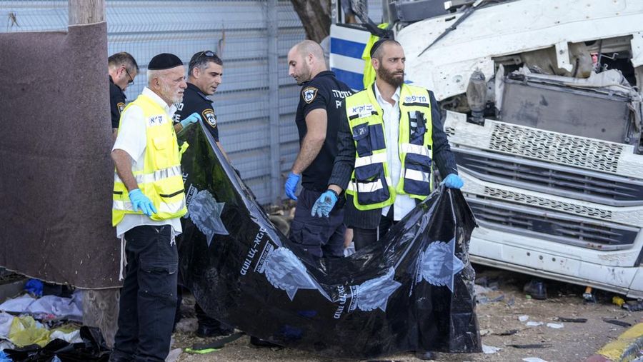 Truk menabrak halte bus di persimpangan jalan utama Kota Tel Aviv Israel pada Minggu (27/10). (AP Photo/Oded Balilty)