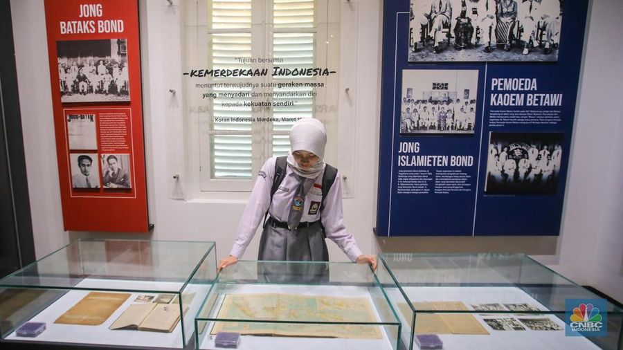 Warga dan pelajar mengikuti upacara peringatan Sumpah Pemuda di Museum Sumpah Pemuda, Jakarta, Senin (28/10/2024). (CNBC Indonesia/Faisal Rahman)
