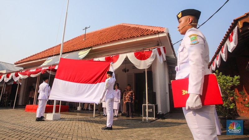 Warga dan pelajar mengikuti upacara peringatan Sumpah Pemuda di Museum Sumpah Pemuda, Jakarta, Senin (28/10/2024). (CNBC Indonesia/Faisal Rahman)