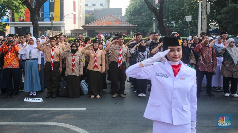 Warga dan pelajar mengikuti upacara peringatan Sumpah Pemuda di Museum Sumpah Pemuda, Jakarta, Senin (28/10/2024). (CNBC Indonesia/Faisal Rahman)