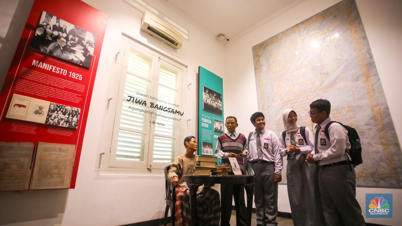 Warga dan pelajar mengikuti upacara peringatan Sumpah Pemuda di Museum Sumpah Pemuda, Jakarta, Senin (28/10/2024). (CNBC Indonesia/Faisal Rahman)