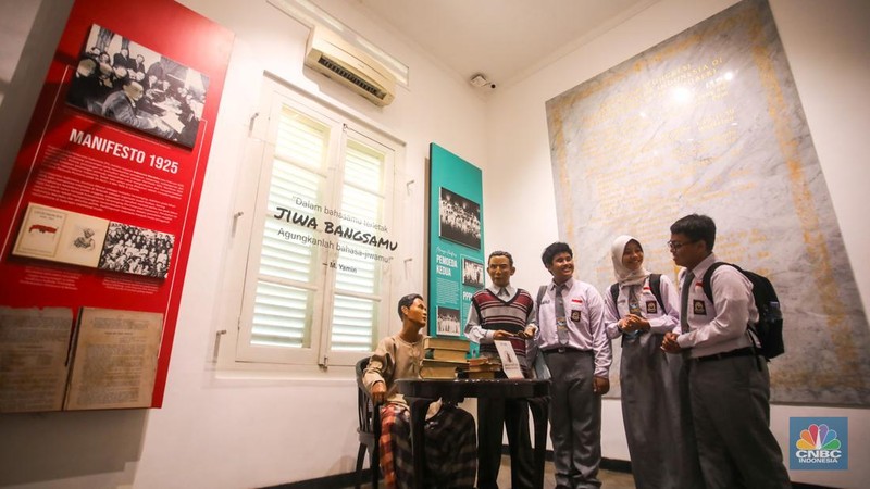 Warga dan pelajar mengikuti upacara peringatan Sumpah Pemuda di Museum Sumpah Pemuda, Jakarta, Senin (28/10/2024). (CNBC Indonesia/Faisal Rahman)
