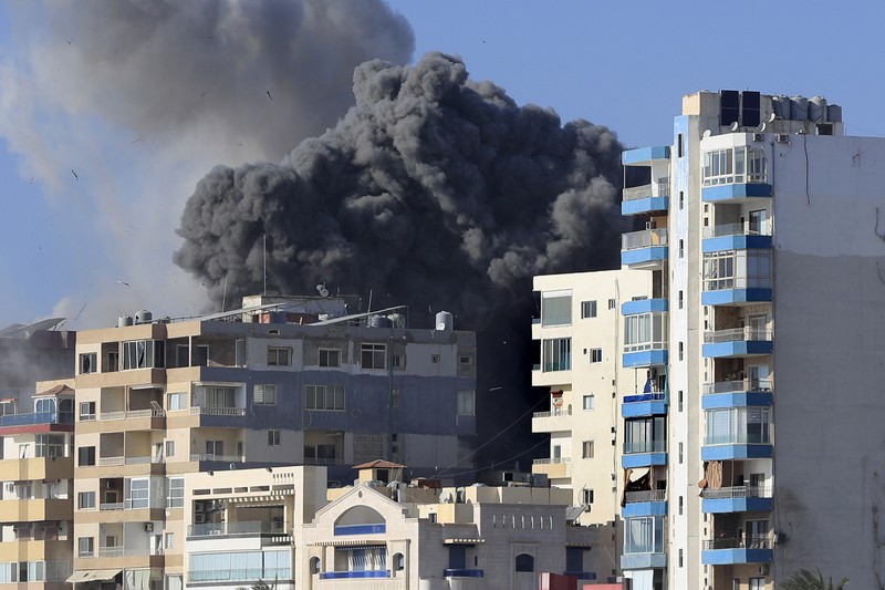 Asap mengepul di atas kota pelabuhan Tyre yang terdaftar di UNESCO setelah serangan Israel menyusul perintah evakuasi militer Israel, di tengah permusuhan yang sedang berlangsung antara Hizbullah dan pasukan Israel, Lebanon selatan 28 Oktober 2024. (AP Photo/Mohammed Zaatari) Asap mengepul di atas kota pelabuhan Tyre yang terdaftar di UNESCO setelah serangan Israel menyusul perintah evakuasi militer Israel, di tengah permusuhan yang sedang berlangsung antara Hizbullah dan pasukan Israel, Lebanon selatan 28 Oktober 2024. (AP Photo/Mohammed Zaatari)