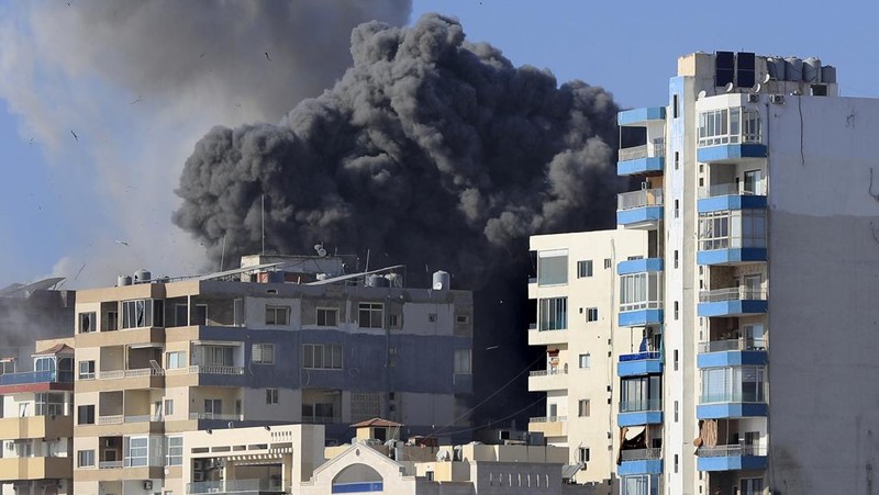 Asap mengepul di atas kota pelabuhan Tyre yang terdaftar di UNESCO setelah serangan Israel menyusul perintah evakuasi militer Israel, di tengah permusuhan yang sedang berlangsung antara Hizbullah dan pasukan Israel, Lebanon selatan 28 Oktober 2024. (AP Photo/Mohammed Zaatari)
