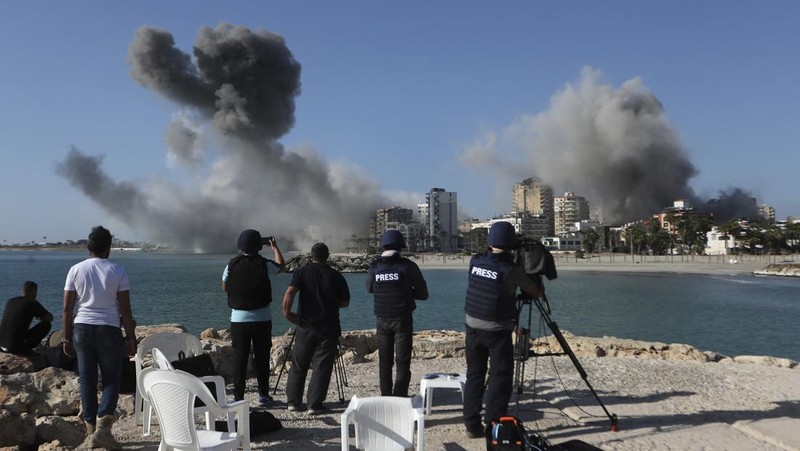 Asap mengepul di atas kota pelabuhan Tyre yang terdaftar di UNESCO setelah serangan Israel menyusul perintah evakuasi militer Israel, di tengah permusuhan yang sedang berlangsung antara Hizbullah dan pasukan Israel, Lebanon selatan 28 Oktober 2024. (AP Photo/Mohammed Zaatari)