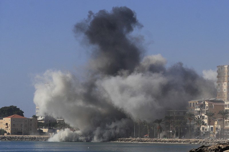 Asap mengepul di atas kota pelabuhan Tyre yang terdaftar di UNESCO setelah serangan Israel menyusul perintah evakuasi militer Israel, di tengah permusuhan yang sedang berlangsung antara Hizbullah dan pasukan Israel, Lebanon selatan 28 Oktober 2024. (AP Photo/Mohammed Zaatari)