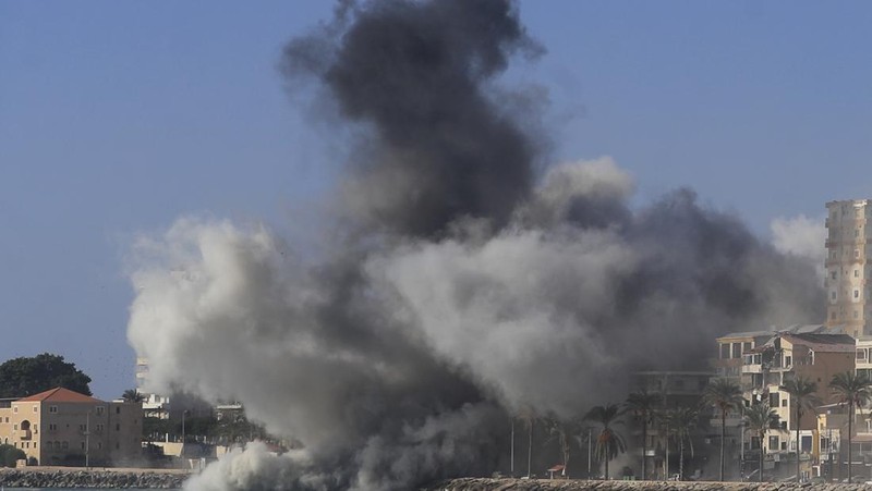 Asap mengepul di atas kota pelabuhan Tyre yang terdaftar di UNESCO setelah serangan Israel menyusul perintah evakuasi militer Israel, di tengah permusuhan yang sedang berlangsung antara Hizbullah dan pasukan Israel, Lebanon selatan 28 Oktober 2024. (AP Photo/Mohammed Zaatari)