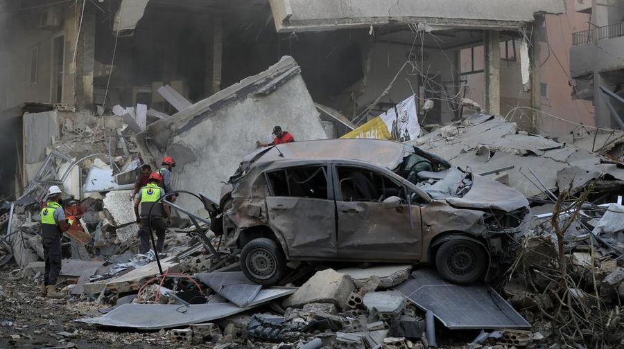 Asap mengepul di atas kota pelabuhan Tyre yang terdaftar di UNESCO setelah serangan Israel menyusul perintah evakuasi militer Israel, di tengah permusuhan yang sedang berlangsung antara Hizbullah dan pasukan Israel, Lebanon selatan 28 Oktober 2024. (AP Photo/Mohammed Zaatari)