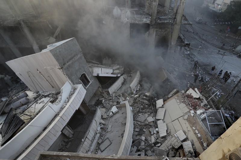 Asap mengepul di atas kota pelabuhan Tyre yang terdaftar di UNESCO setelah serangan Israel menyusul perintah evakuasi militer Israel, di tengah permusuhan yang sedang berlangsung antara Hizbullah dan pasukan Israel, Lebanon selatan 28 Oktober 2024. (AP Photo/Mohammed Zaatari)