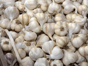 Harga Sembako Jatim Hari Ini: Bawang Putih Naik, Ayam Kampung Turun