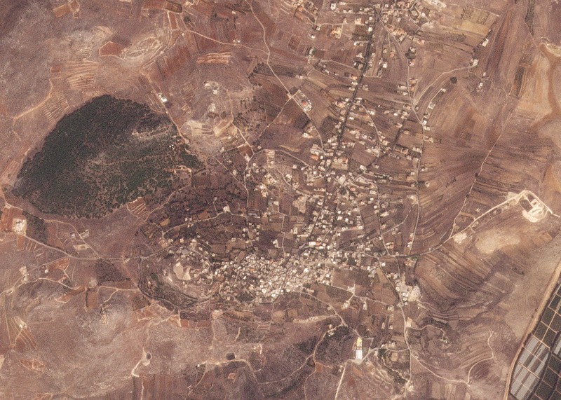 Citra satelit menunjukkan Yaroun sebelum penghancuran, di Lebanon 24 Oktober 2023. (Planet Labs Inc/Handout via REUTERS)