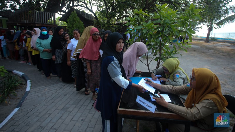 Wakil Menteri Kelautan dan Perikanan, Didit Herdiawan menyatap hidangan makan bergizi gratis (MBG) bersama siswa SD saat acara HUT ke-25 KKP di Pulau Untung Jawa, Kepulauan Seribu, Jakarta, Selasa (29/10/2024). Wakil Menteri Kelautan dan Perikanan, Didit Herdiawan menyatap hidangan makan bergizi gratis (MBG) bersama siswa SD saat acara HUT ke-25 KKP di Pulau Untung Jawa, Kepulauan Seribu, Jakarta, Selasa (29/10/2024). (CNBC Indonesia/Faisal Rahman)