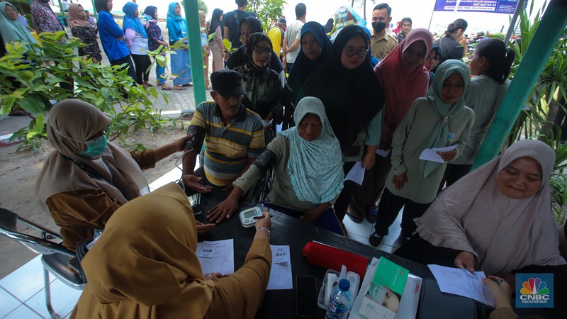 Wakil Menteri Kelautan dan Perikanan, Didit Herdiawan menyatap hidangan makan bergizi gratis (MBG) bersama siswa SD saat acara HUT ke-25 KKP di Pulau Untung Jawa, Kepulauan Seribu, Jakarta, Selasa (29/10/2024). Wakil Menteri Kelautan dan Perikanan, Didit Herdiawan menyatap hidangan makan bergizi gratis (MBG) bersama siswa SD saat acara HUT ke-25 KKP di Pulau Untung Jawa, Kepulauan Seribu, Jakarta, Selasa (29/10/2024). (CNBC Indonesia/Faisal Rahman)