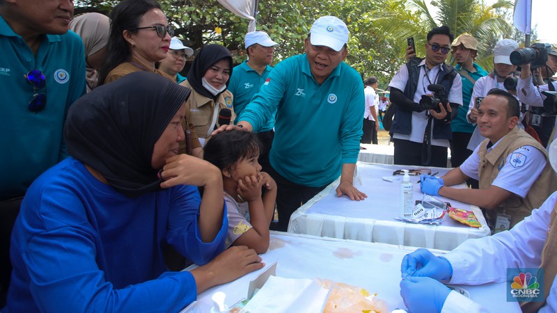 Wakil Menteri Kelautan dan Perikanan, Didit Herdiawan menyatap hidangan makan bergizi gratis (MBG) bersama siswa SD saat acara HUT ke-25 KKP di Pulau Untung Jawa, Kepulauan Seribu, Jakarta, Selasa (29/10/2024). Wakil Menteri Kelautan dan Perikanan, Didit Herdiawan menyatap hidangan makan bergizi gratis (MBG) bersama siswa SD saat acara HUT ke-25 KKP di Pulau Untung Jawa, Kepulauan Seribu, Jakarta, Selasa (29/10/2024). (CNBC Indonesia/Faisal Rahman)