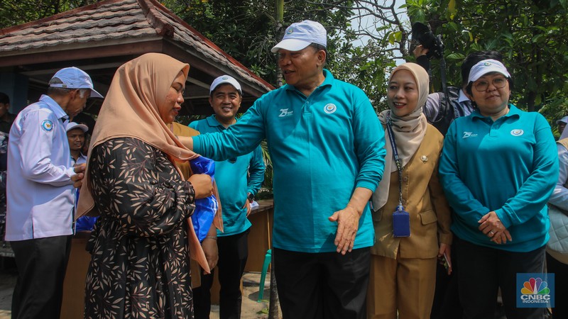 Wakil Menteri Kelautan dan Perikanan, Didit Herdiawan menyatap hidangan makan bergizi gratis (MBG) bersama siswa SD saat acara HUT ke-25 KKP di Pulau Untung Jawa, Kepulauan Seribu, Jakarta, Selasa (29/10/2024). Wakil Menteri Kelautan dan Perikanan, Didit Herdiawan menyatap hidangan makan bergizi gratis (MBG) bersama siswa SD saat acara HUT ke-25 KKP di Pulau Untung Jawa, Kepulauan Seribu, Jakarta, Selasa (29/10/2024). (CNBC Indonesia/Faisal Rahman)