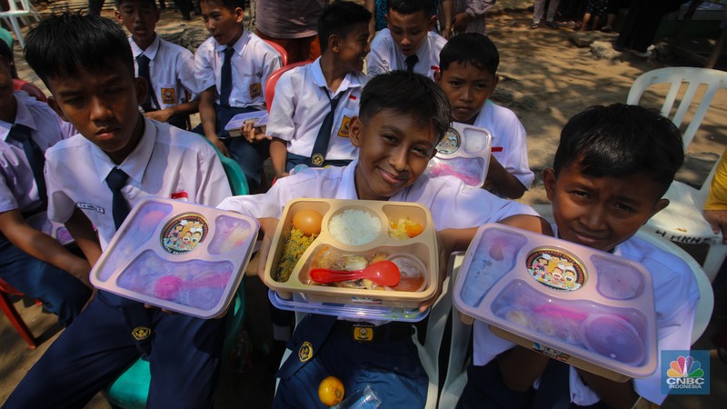 Wakil Menteri Kelautan dan Perikanan, Didit Herdiawan menyatap hidangan makan bergizi gratis (MBG) bersama siswa SD saat acara HUT ke-25 KKP di Pulau Untung Jawa, Kepulauan Seribu, Jakarta, Selasa (29/10/2024). Wakil Menteri Kelautan dan Perikanan, Didit Herdiawan menyatap hidangan makan bergizi gratis (MBG) bersama siswa SD saat acara HUT ke-25 KKP di Pulau Untung Jawa, Kepulauan Seribu, Jakarta, Selasa (29/10/2024). (CNBC Indonesia/Faisal Rahman)