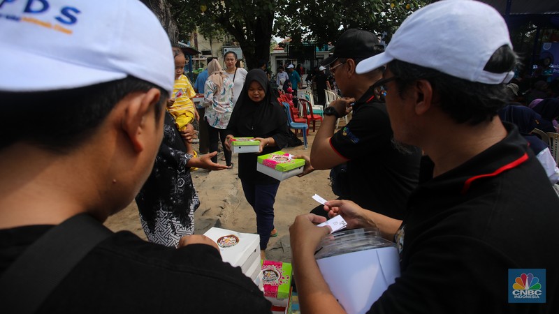 Wakil Menteri Kelautan dan Perikanan, Didit Herdiawan menyatap hidangan makan bergizi gratis (MBG) bersama siswa SD saat acara HUT ke-25 KKP di Pulau Untung Jawa, Kepulauan Seribu, Jakarta, Selasa (29/10/2024). Wakil Menteri Kelautan dan Perikanan, Didit Herdiawan menyatap hidangan makan bergizi gratis (MBG) bersama siswa SD saat acara HUT ke-25 KKP di Pulau Untung Jawa, Kepulauan Seribu, Jakarta, Selasa (29/10/2024). (CNBC Indonesia/Faisal Rahman)