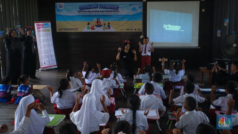 Wakil Menteri Kelautan dan Perikanan, Didit Herdiawan menyatap hidangan makan bergizi gratis (MBG) bersama siswa SD saat acara HUT ke-25 KKP di Pulau Untung Jawa, Kepulauan Seribu, Jakarta, Selasa (29/10/2024). Wakil Menteri Kelautan dan Perikanan, Didit Herdiawan menyatap hidangan makan bergizi gratis (MBG) bersama siswa SD saat acara HUT ke-25 KKP di Pulau Untung Jawa, Kepulauan Seribu, Jakarta, Selasa (29/10/2024). (CNBC Indonesia/Faisal Rahman)