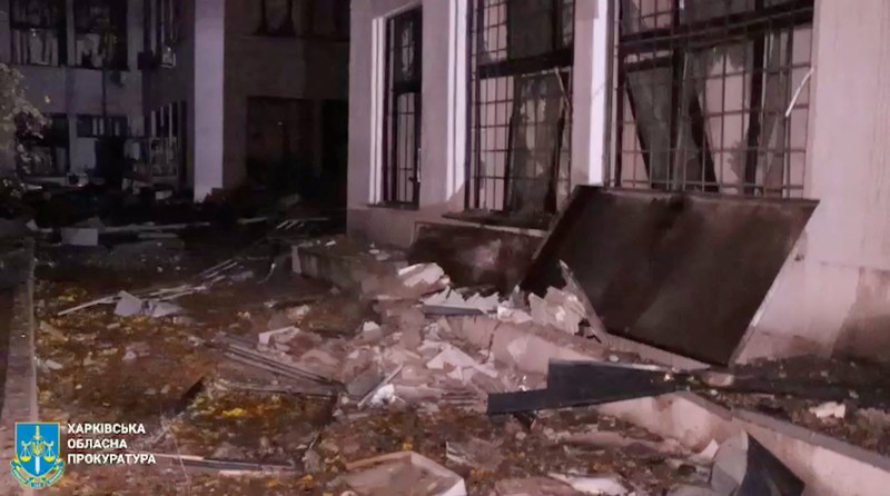 Gedung Kharkiv Derzhprom (Industri Negara) rusak akibat serangan Rusia, di tengah serangan Rusia terhadap Ukraina, di Kharkiv, Ukraina 28 Oktober 2024 dalam tangkapan layar yang diperoleh dari video selebaran. (Kharkiv Regional Prosecutor's Office/Handout via REUTERS)