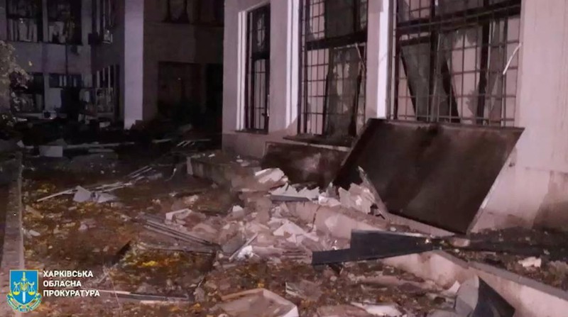 Gedung Kharkiv Derzhprom (Industri Negara) rusak akibat serangan Rusia, di tengah serangan Rusia terhadap Ukraina, di Kharkiv, Ukraina 28 Oktober 2024 dalam tangkapan layar yang diperoleh dari video selebaran. (Kharkiv Regional Prosecutor's Office/Handout via REUTERS)