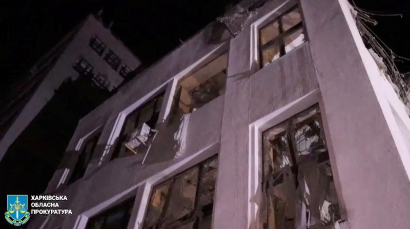 Gedung Kharkiv Derzhprom (Industri Negara) rusak akibat serangan Rusia, di tengah serangan Rusia terhadap Ukraina, di Kharkiv, Ukraina 28 Oktober 2024 dalam tangkapan layar yang diperoleh dari video selebaran. (Kharkiv Regional Prosecutor's Office/Handout via REUTERS)
