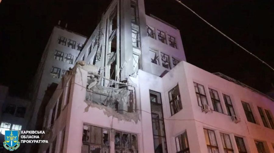 Gedung Kharkiv Derzhprom (Industri Negara) rusak akibat serangan Rusia, di tengah serangan Rusia terhadap Ukraina, di Kharkiv, Ukraina 28 Oktober 2024 dalam tangkapan layar yang diperoleh dari video selebaran. (Kharkiv Regional Prosecutor's Office/Handout via REUTERS)
