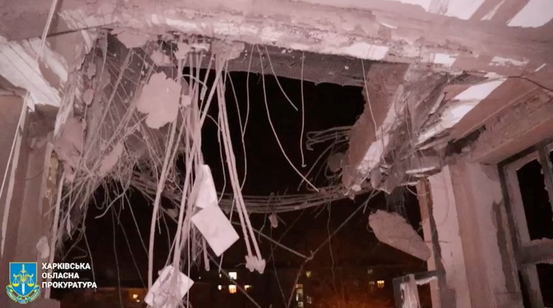 Gedung Kharkiv Derzhprom (Industri Negara) rusak akibat serangan Rusia, di tengah serangan Rusia terhadap Ukraina, di Kharkiv, Ukraina 28 Oktober 2024 dalam tangkapan layar yang diperoleh dari video selebaran. (Kharkiv Regional Prosecutor's Office/Handout via REUTERS)