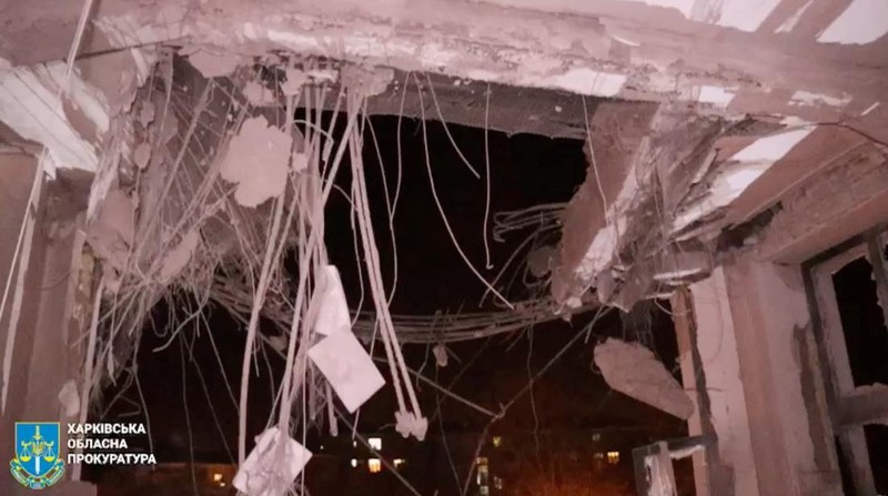 Gedung Kharkiv Derzhprom (Industri Negara) rusak akibat serangan Rusia, di tengah serangan Rusia terhadap Ukraina, di Kharkiv, Ukraina 28 Oktober 2024 dalam tangkapan layar yang diperoleh dari video selebaran. (Kharkiv Regional Prosecutor's Office/Handout via REUTERS)