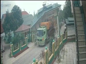 Video: CCTV Detik-detik Gerbang Ponpes di Kolaka Roboh Ditabrak Truk, 1 Tewas