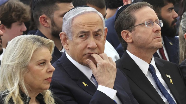 Istri Perdana Menteri Israel Sara Netanyahu, dari kiri, Perdana Menteri Benjamin Netanyahu, Presiden Isaac Herzog dan Ibu Negara Michal Herzog menghadiri upacara yang menandai peringatan kalender Ibrani serangan Hamas pada 7 Oktober tahun lalu, di pemakaman militer Gunung Herzl di Yerusalem, Israel, Minggu 27 Oktober 2024. (Gil Cohen-Magen/Pool Photo via AP)