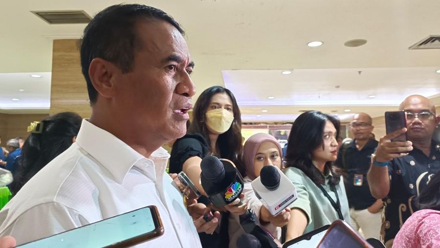 Menteri Pertanian (Mentan) Andi Amran Sulaiman saat ditemui wartawan di Kantor Kementerian Pertanian, Jakarta, Selasa (29/10/2024). (վ/Martyasari Rizky)