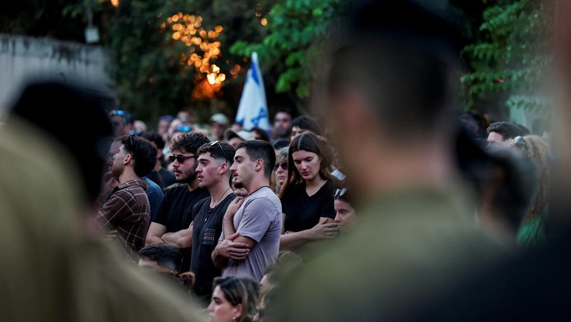 Perdana Menteri Israel Benjamin Netanyahu berbicara selama upacara yang menandai peringatan serangan Hamas pada 7 Oktober tahun lalu menurut kalender Ibrani, di pemakaman militer Gunung Herzl di Yerusalem, Israel, Minggu 27 Oktober 2024. (Gil Cohen-Magen/Pool Photo via AP)