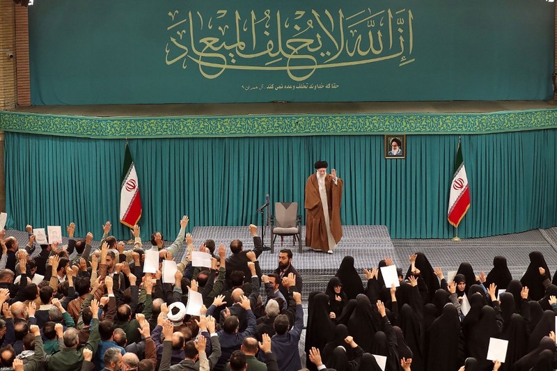 Pemimpin Tertinggi Iran Ayatollah Ali Khamenei melambaikan tangan selama pertemuan di Teheran, Iran, 27 Oktober 2024. (via REUTERS/Office of the Iranian Supreme Le)