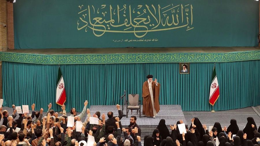 Pemimpin Tertinggi Iran Ayatollah Ali Khamenei melambaikan tangan selama pertemuan di Teheran, Iran, 27 Oktober 2024. (via REUTERS/Office of the Iranian Supreme Le)