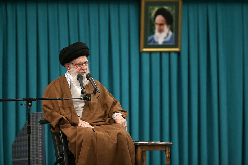 Pemimpin Tertinggi Iran Ayatollah Ali Khamenei melambaikan tangan selama pertemuan di Teheran, Iran, 27 Oktober 2024. (via REUTERS/Office of the Iranian Supreme Le)