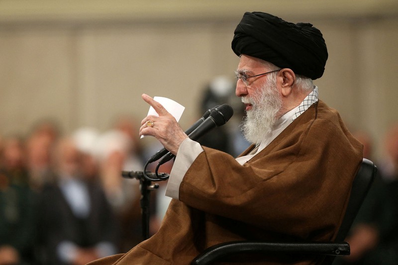Pemimpin Tertinggi Iran Ayatollah Ali Khamenei melambaikan tangan selama pertemuan di Teheran, Iran, 27 Oktober 2024. (via REUTERS/Office of the Iranian Supreme Le)