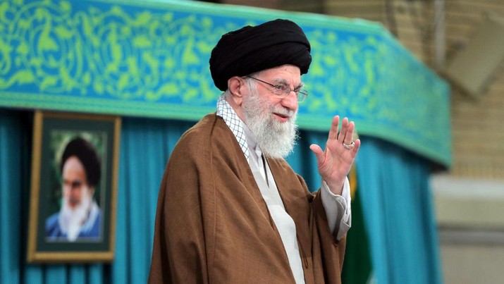 Pemimpin Tertinggi Iran Ayatollah Ali Khamenei melambaikan tangan selama pertemuan di Teheran, Iran, 27 Oktober 2024. (via REUTERS/Office of the Iranian Supreme Le)