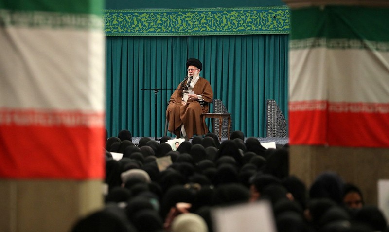Pemimpin Tertinggi Iran Ayatollah Ali Khamenei melambaikan tangan selama pertemuan di Teheran, Iran, 27 Oktober 2024. (via REUTERS/Office of the Iranian Supreme Le)