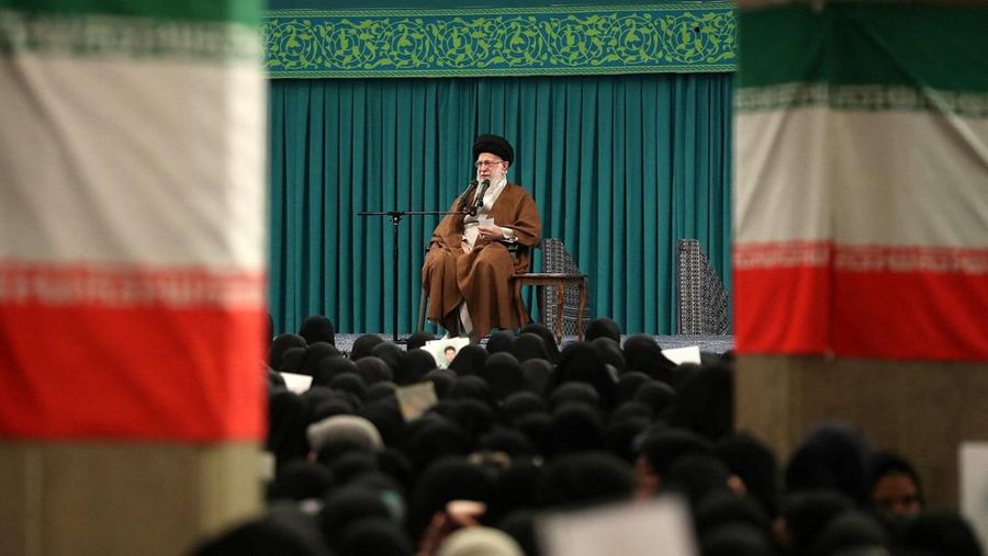 Pemimpin Tertinggi Iran Ayatollah Ali Khamenei melambaikan tangan selama pertemuan di Teheran, Iran, 27 Oktober 2024. (via REUTERS/Office of the Iranian Supreme Le)