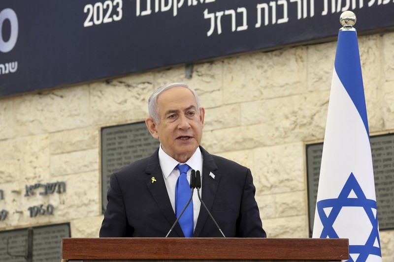 Perdana Menteri Israel Benjamin Netanyahu berbicara selama upacara yang menandai peringatan serangan Hamas pada 7 Oktober tahun lalu menurut kalender Ibrani, di pemakaman militer Gunung Herzl di Yerusalem, Israel, Minggu 27 Oktober 2024. (Gil Cohen-Magen/Pool Photo via AP)