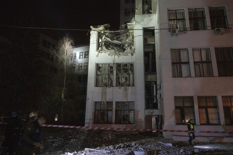 Gedung Kharkiv Derzhprom (Industri Negara) rusak akibat serangan Rusia, di tengah serangan Rusia terhadap Ukraina, di Kharkiv, Ukraina 28 Oktober 2024 dalam tangkapan layar yang diperoleh dari video selebaran. Gedung Kharkiv Derzhprom (Industri Negara) rusak akibat serangan Rusia, di tengah serangan Rusia terhadap Ukraina, di Kharkiv, Ukraina 28 Oktober 2024 dalam tangkapan layar yang diperoleh dari video selebaran. (Kharkiv Regional Prosecutor's Office/Handout via REUTERS)