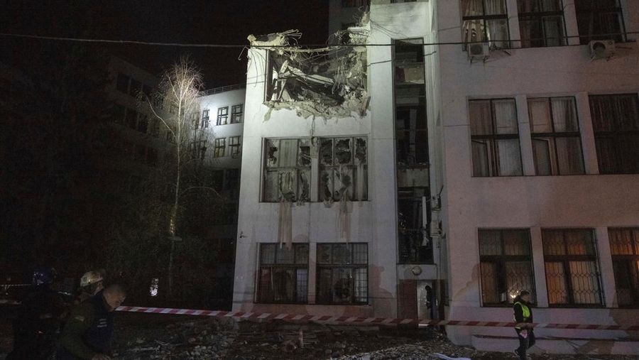 Gedung Kharkiv Derzhprom (Industri Negara) rusak akibat serangan Rusia, di tengah serangan Rusia terhadap Ukraina, di Kharkiv, Ukraina 28 Oktober 2024 dalam tangkapan layar yang diperoleh dari video selebaran. (Kharkiv Regional Prosecutor's Office/Handout via REUTERS)