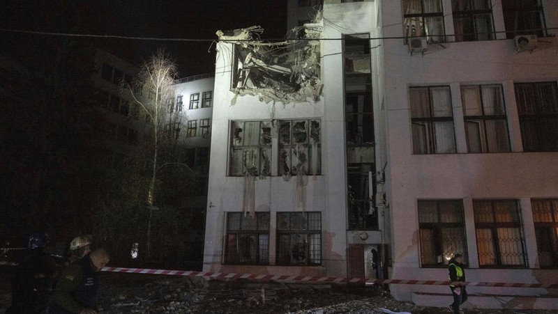 Gedung Kharkiv Derzhprom (Industri Negara) rusak akibat serangan Rusia, di tengah serangan Rusia terhadap Ukraina, di Kharkiv, Ukraina 28 Oktober 2024 dalam tangkapan layar yang diperoleh dari video selebaran. (Kharkiv Regional Prosecutor's Office/Handout via REUTERS)