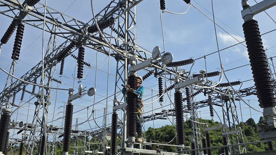 Petugas PLN tengah mengecek kesiapan Gardu Induk bertegangan 150 kilovolt (kV) yang akan memasok operasional smelter milik Antam di Kolaka, Sulawesi Tenggara. (Dok: PT PLN (Persero)